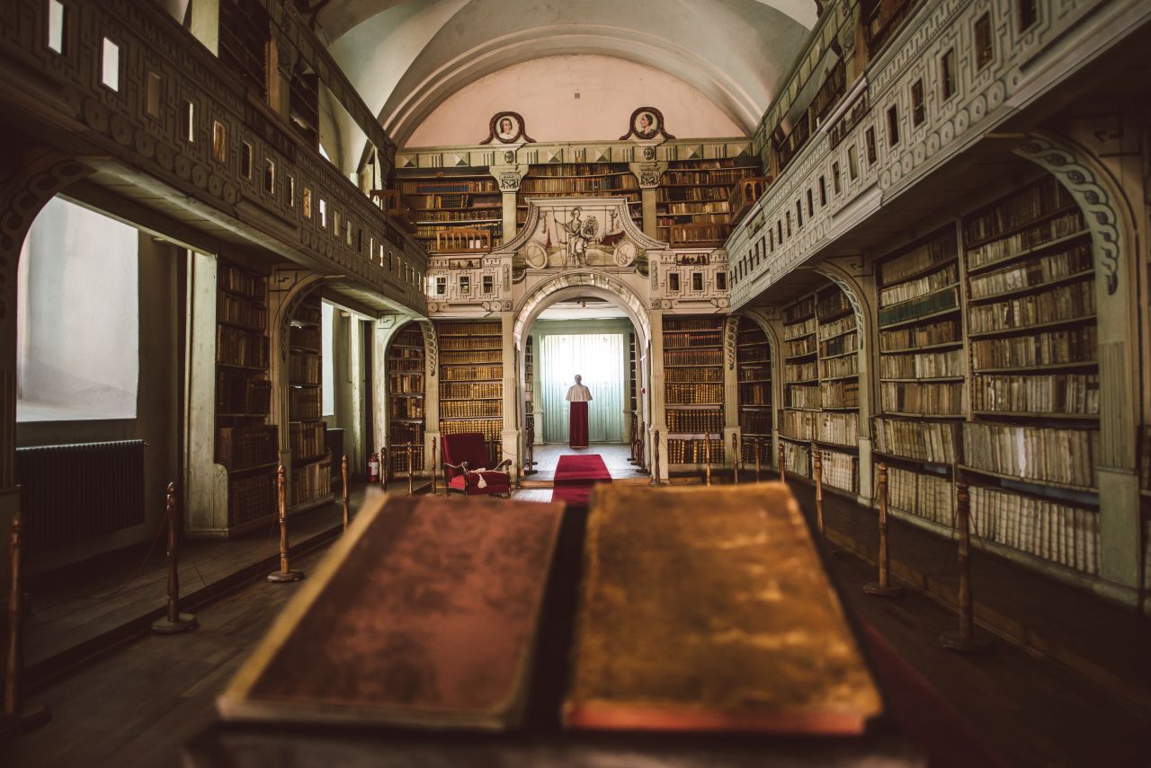 Biblioteca Batthyaneum, unde se află manuscrisul Codex Aureus, rămâne a statului român